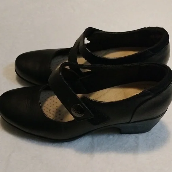 Clarks Shoes Clarks Womens Emily Reaya Shoes Size 65m Poshmark